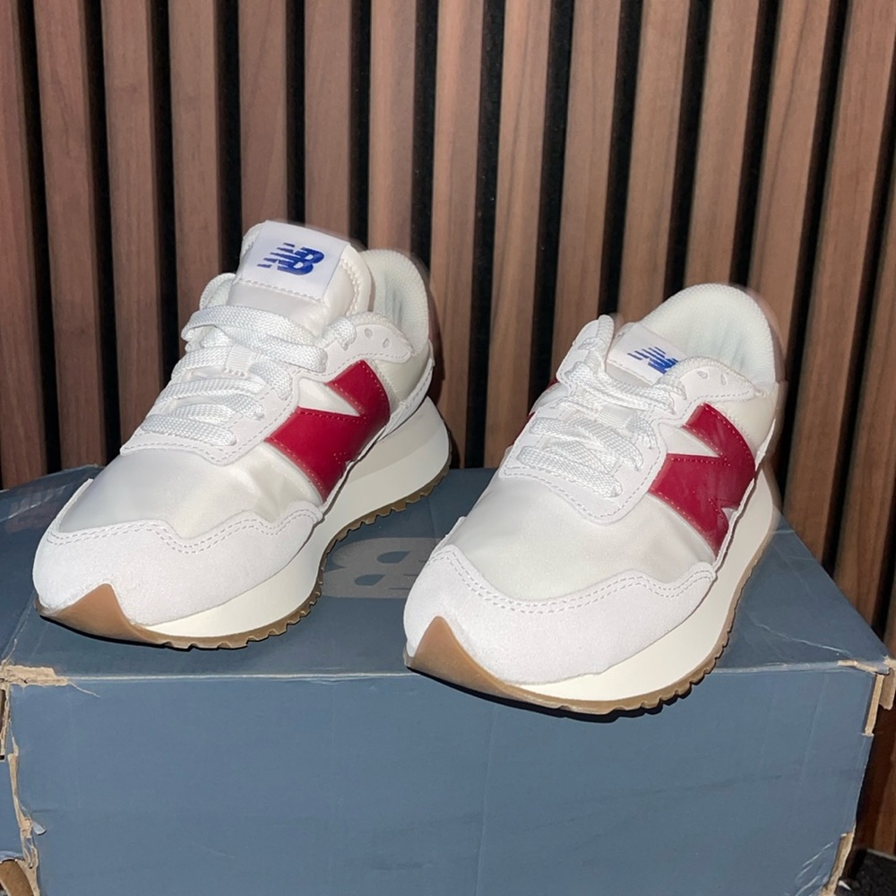 New Balance 237 v1 women’s size 1/2 (NEVER WORN)